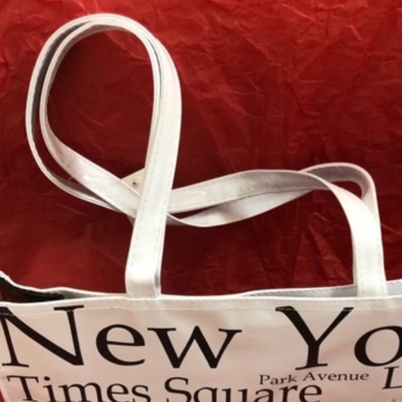 New Best of New York Patent Tote Double Strap Snap Closure White Black Letters - Picture 3 of 4
